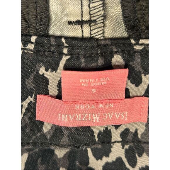 Isaac Mizrahi New York Women's Leopard Tailored  Short Size 6 (0685) - Picture 4 of 5